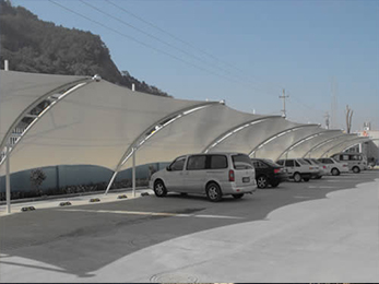 膜結構停車棚